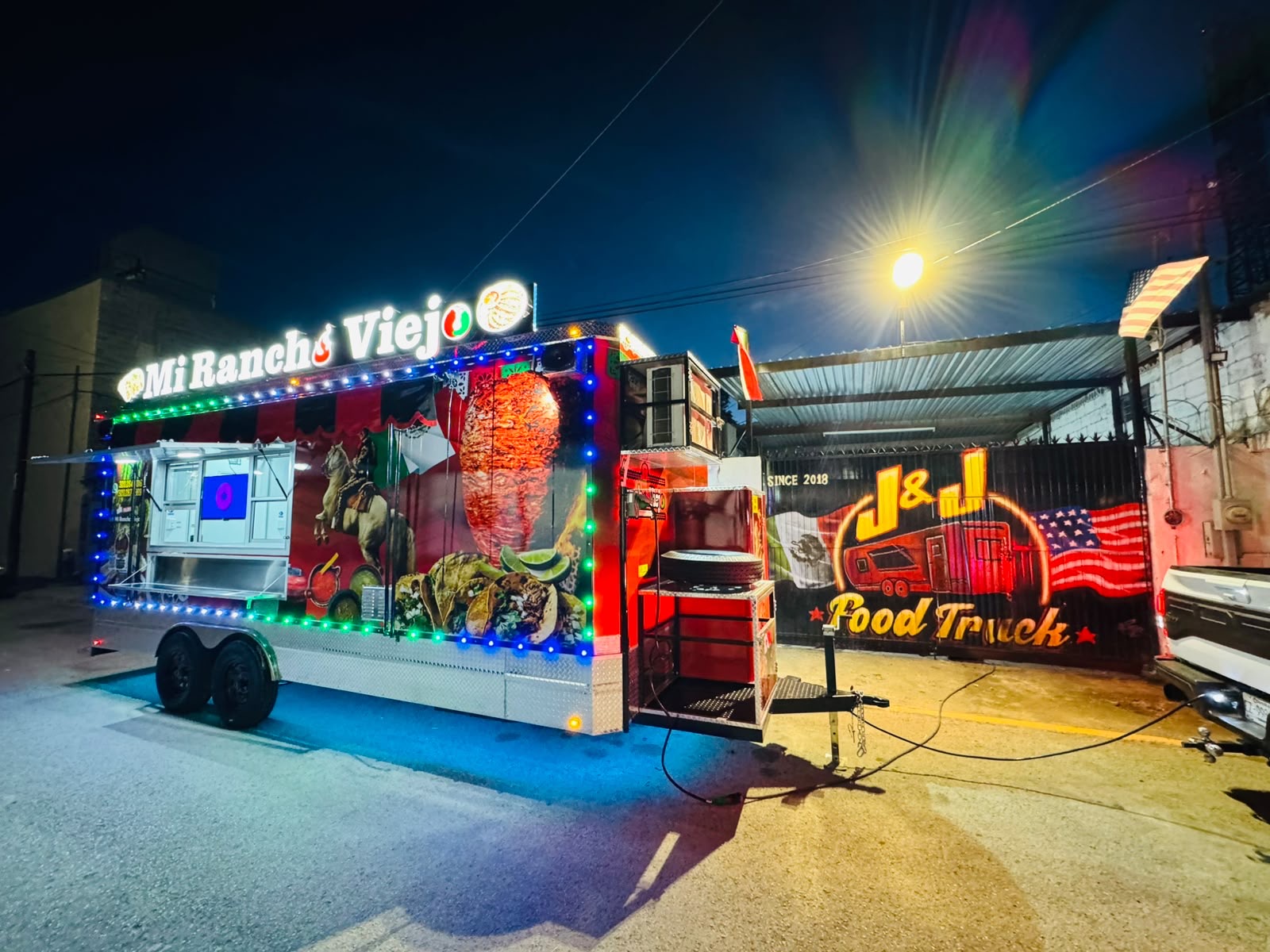 Trailer de comida Mi Rancho Viejo fabricado por J & J Food Truck