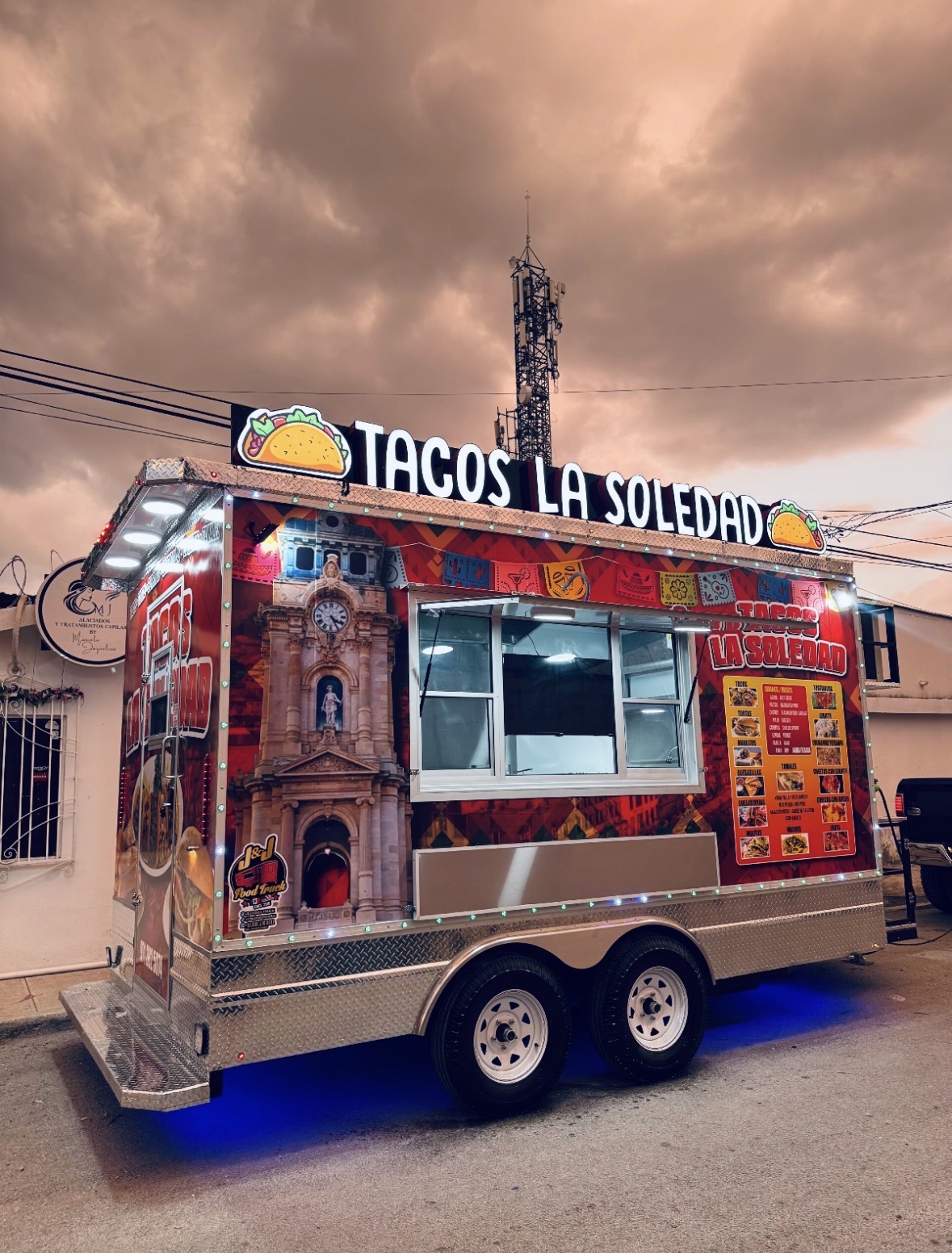 Trailer de comida Tacos La Soledad fabricado por J & J Food Truck